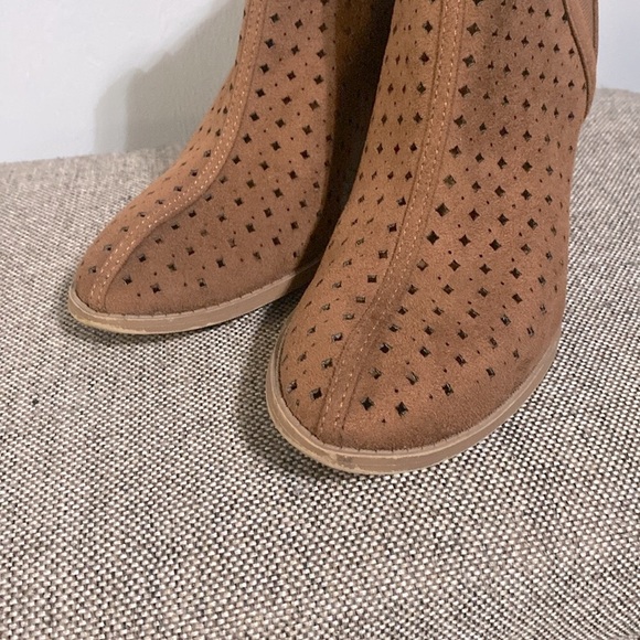 City Classified tan suede ankle boots, size 8 1/2. - Picture 6 of 12